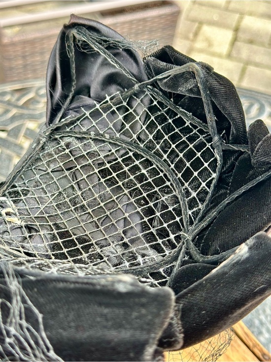 Vintage 1950s or 60s Velvet Cocktail Hat Birdcage Veil Satin Bow Fascinator main image 10